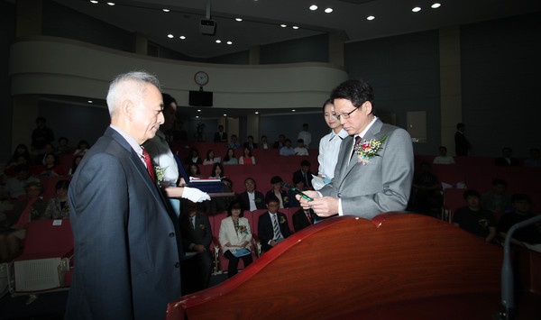 ▲ 청주대학교 개교 69주년 기념식이 3일 본관 청석홀에서 열린 가운데 김성태(왼쪽)경제학과 교수가 청석학술상을 수상하고 있다. 청주대