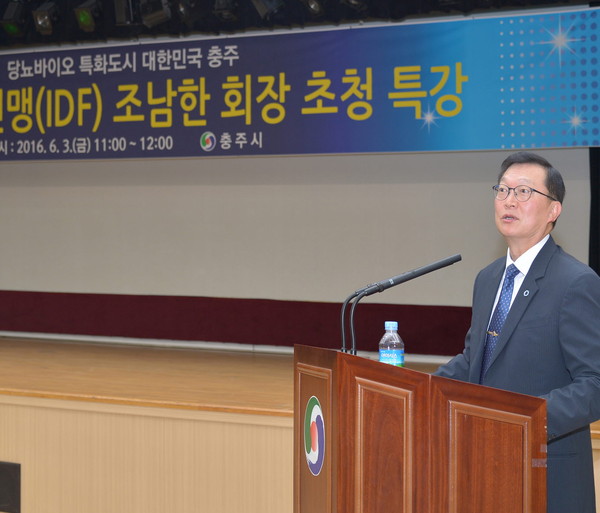 ▲ 조남한 회장이 충주시청에서 시민과 공무원을 대상으로 특강을 하고 있다.ⓒ충주시