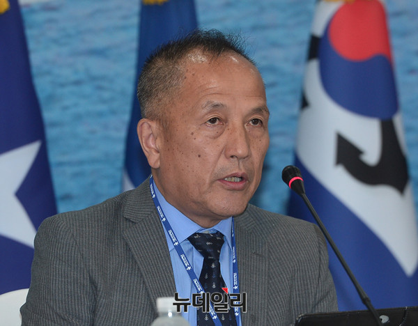 ▲ 3일 제주민군복합항에서 열린 제 17회 함상토론회에서 요시다 마사노리 일본 해상자위대 예비역 제독이 논문을 발표하고 있다.ⓒ뉴데일리 정상윤 사진기자