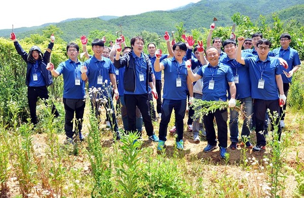 ▲ 현대차 기술직 신입사원들이 3일 울산지역 사회복지시설인 내와마을 소망재활원에서 봉사활동을 벌이면서 기념촬영하고 있는 모습ⓒ현대자동차 제공