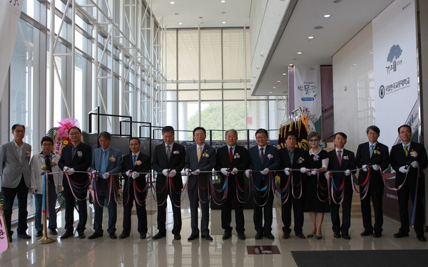 ▲ 김영호 총장 등이 개교 111주년을 기념해 개관한 '학교사 전시실' 축하 테이프를 자르고 있다.ⓒ한국교통대