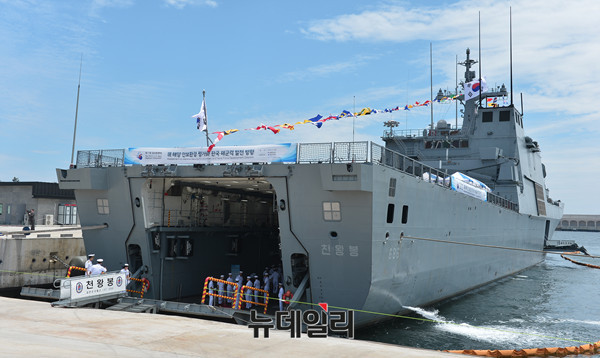 ▲ 함상토론회가 열리는 천왕봉함 ⓒ 뉴데일리 정상윤