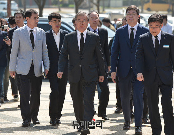 ▲ 더불어민주당 문재인 전 대표는 비록 원외 인사가 됐지만, 아직까지 더민주의 가장 강력한 대선후보로 손꼽힌다. ⓒ뉴데일리 정상윤 기자