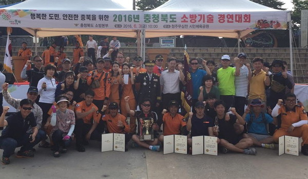 ▲ 제천소방서 직원들이 종합우승을 차지하고 화이팅을 외치고 있다.ⓒ제천소방서