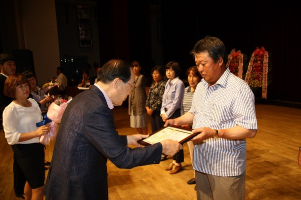 ▲ 정상혁 보은군수가 우수 농업인에게 상을 주고 있다.ⓒ보은군