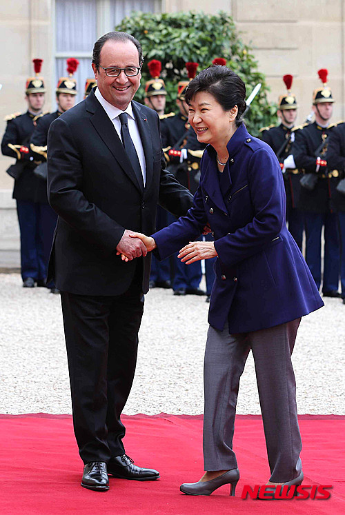 ▲ 박근혜 대통령과 프랑수아 올랑드 프랑스대통령이 3일 오후(현지시간) 파리 엘리제궁에서 한-불 정상회담을 위해 만나 기자들을 향해 포즈를 위하고 있다. ⓒ뉴시스