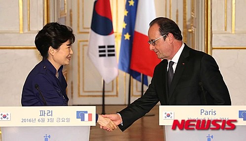 ▲ 프랑스를 국빈 방문중인 박근혜 대통령이 3일 오후(현지시간) 파리 엘리제궁에서 공동기자회견을 마치고 악수하고 있다. ⓒ뉴시스