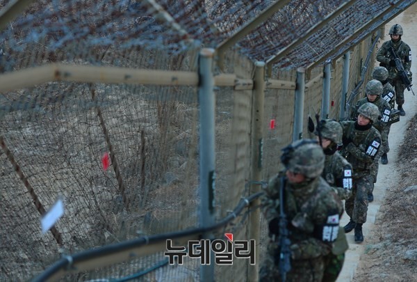 ▲ 국방부는 2일 오후 서부전선 DMZ 안의 추진철책 하단부 철조망이 가로 30cm, 세로 10cm가량 찢어진 것을 발견했다고 밝혔다. ⓒ 뉴데일리 DB