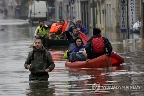 ▲ 홍수에 보트를 타고 대피하는 파리 시민들. ⓒ연합뉴스