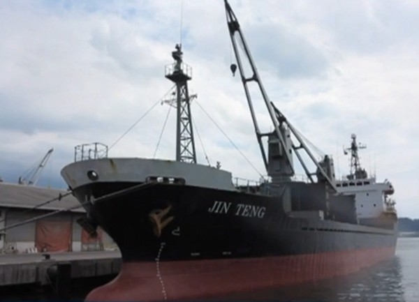 ▲ 지난 3월5일 유엔안전보장이사회 제재 결의에 따라 필리핀 항구에서 몰수된 북한 '진텅호'모습.ⓒAFP 중계영상 캡쳐.