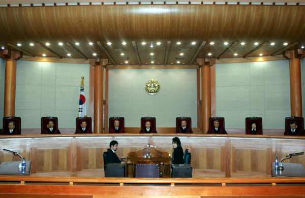 ▲ 범죄 수단이나 양태의 위험성·비난가능성이 아닌, 범죄 대상·객체의 특수성을 이유로 가중 처벌하는 것은 헌법상 평등 원칙에 반해 위헌 요소가 높다는 게 학계와 법조계의 일반적인 견해다. 일본 최고재판소는 1973년 존속살해죄에 대해 위헌 결정을 했다. 국민의당 의원들이 공동발의한 5·18 왜곡방지법도 헌법재판소에 갈 경우 위헌으로 결정날 가능성이 높다고 보여진다. ⓒ뉴시스 사진DB