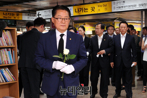 ▲ 국민의당 박지원 원내대표가 1일 발의한 '5.18 민주화 운동 등에 관한 특별법 일부개정 법률안'에 대한 논란이 뜨거운 가운데, 새누리당은 신중한 입장을 보이고 있다. ⓒ뉴데일리 이종현 기자