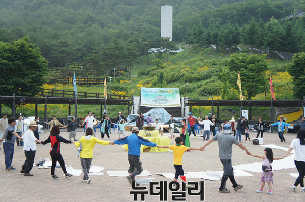 ▲ 충북 보은 동학공원에서 4일 열린  ‘보은취회 123주년’기념 풍류마당에서 참가자들이 강강술레를 펼치고 있다.ⓒ김종혁 기자