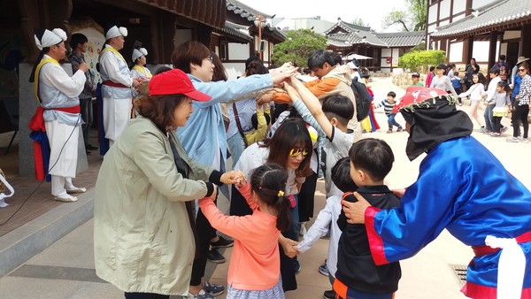 ▲ 군위군 조선역사문화테마파크인 사라온이야기마을이 8월31일까지 여름철 프로그램을 준비하고 관광객 맞이에 나선다.ⓒ군위군 제공