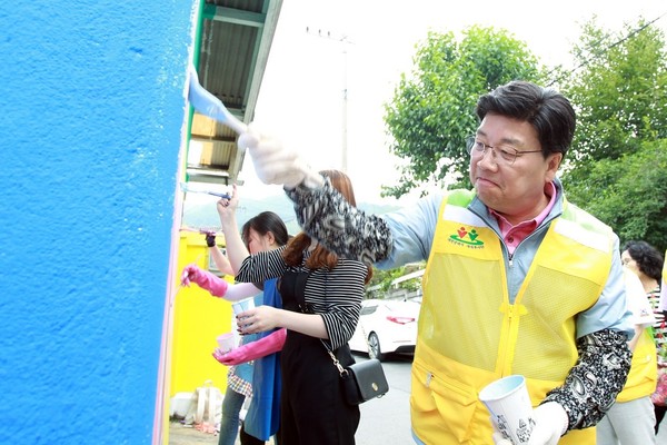 ▲ 권선택 대전시장이 지난 4일 부사동 마을가꾸기 봉사활동현장에서 자원봉사자들과 함께 페인트 칠을 하고 있다.ⓒ대전시