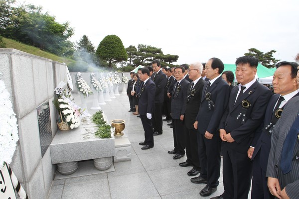 ▲ 송기섭 진천군수는 6일 현충일을 맞아 군 간부들과 함께 충훈탑에 헌화한 뒤 순국선열과 호국영령들에게 묵념하고 있다.ⓒ진천군