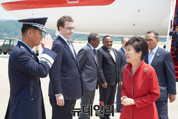 ▲ 아프리카 3개국 및 프랑스 국빈방문 일정을 모두 마치고 5일 서울공항에 도착한 박근혜 대통령. ⓒ뉴데일리