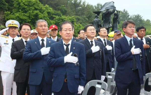 ▲ 6일 오전 창원충혼탑에서 열린 제61회 현충일 추념식에 참석한 홍준표 경남도지사가 국민의례를 하고 있다ⓒ경남도