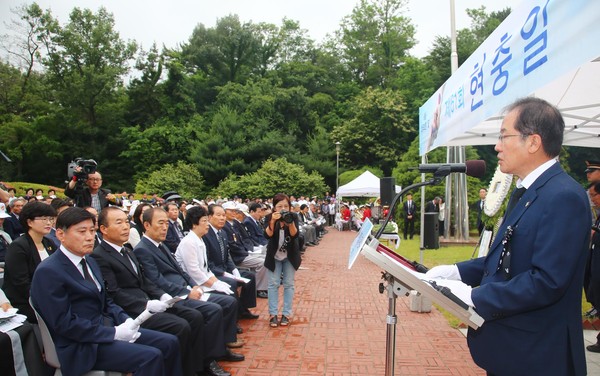 ▲ 6일 오전 창원충혼탑에서 열린 제61회 현충일 추념식에 참석한 홍준표 경남도지사가 추념사를 진행하고 있다ⓒ경남도