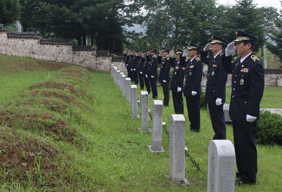 ▲ 단양경찰서가 13인 용사 묘역 추모행사에서 선배경찰들에게 경례를 하고 있다.ⓒ단양경찰서