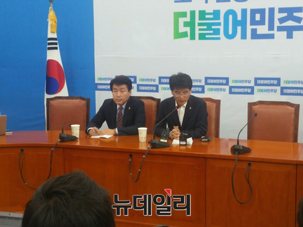 ▲ 더불어민주당 박완주 원내수석부대표가 6일 기자간담회를 통해 원 구성 협상에 대한 더불어민주당의 입장을 취재진에 전달했다. 왼쪽은 더민주 기동민 원내 대변인. ⓒ뉴데일리 임재섭 기자