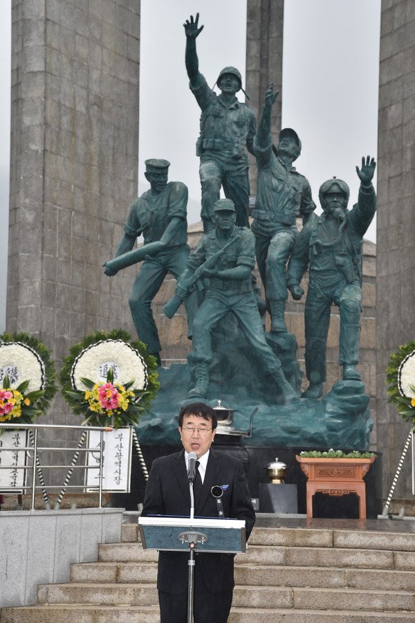 ▲ 6일 제 61회 현충일을 맞아 부산 서구 중앙공원 충혼탑에서 거행된 순국선열에 대한 추도식에서 서병수 부산시장이 추도사를 진행하고 있다ⓒ부산시
