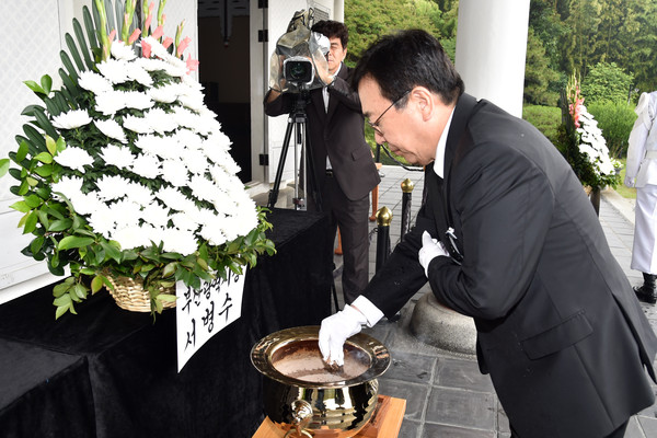 ▲ 6일 제 61회 현충일을 맞아 부산 동래구 충렬사를 찾아 참배와 분향을 하고 있는 서병수 부산시장 ⓒ부산시