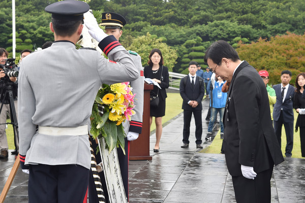 ▲ 6일 제 61회 현충일을 맞아 부산 남구 유엔공원에서 순국선열에 대한 추모식이 거행된 가운데 서병수 부산시장이 행사에 참석해 묵념하고 있다ⓒ부산시