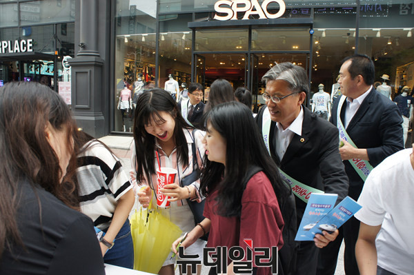 ▲ 더불어민주당 장선배 도의원이 6일 청주 성안길에서 시민들에게 국립철도박물관 오송 유치를 위한 서명운동을 홍보하고 있다.ⓒ김종혁 기자