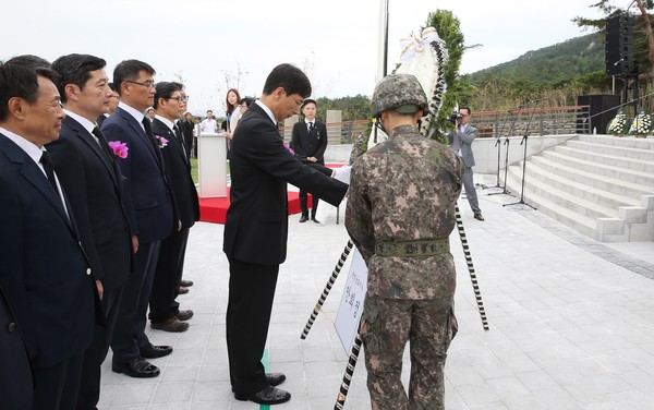 ▲ 안희정 충남도지사가 6일 내포신도시 충남보훈공원에서 열린 현충일 추념식에서 헌화하고 있다.ⓒ충남도