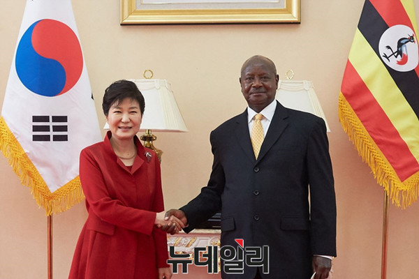 ▲ 지난달 29일(현지시간) 한국 대통령으로서는 처음으로 우간다를 방문한 박근혜 대통령이 무세베니 대통령과 정상회담을 나누고 있다. ⓒ뉴데일리
