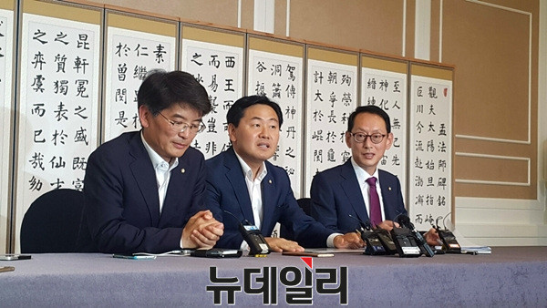 ▲ 여야3당은 원 구성 법정시한을 하루 앞둔 6일 만나 협상을 재개했다. 하지만 새누리당과 더불어민주당이 국회의장과 핵심 상임위원장 배분을 놓고 타협점을 찾지 못하는 상황에다 국민의당도 적극적으로 중재에 나서지 않으면서 협상이 이뤄질 가능성은 미비하다는 전망이 제기된다. ⓒ뉴데일리 김민우 기자