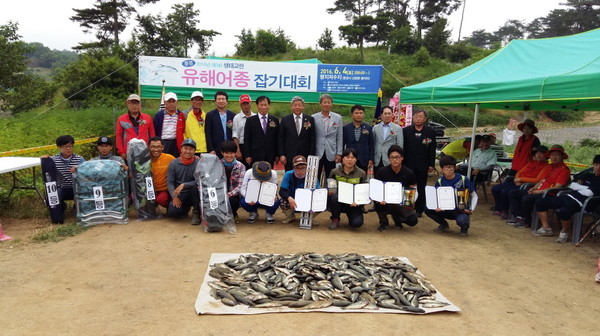 ▲ ‘2016년 제3회 생태교란 유행어종잡기낚시대회’에서 수상자들이 기념촬영을 하고 있다.ⓒ문경시 제공