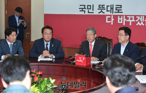 ▲ 7일 새누리당 혁신비대위의 두번째 회의가 열렸다. 앞서 1차회의에서 상견례를 한 새누리당 비대위원들은 이번 회의를 계기로 본격적인 활동에 나설 것으로 보인다. ⓒ뉴데일리 정상윤 기자