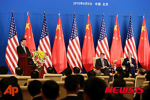 ▲ 6일(현지시간) 중국 베이징 댜오위타이 국빈관에서 제8차 미중 전략경제대화가 개막했다. 사진은 시진핑(맨왼쪽) 中공산당 총서기가 개막 연설을 하고 있는 모습.ⓒ뉴시스-AP. 무단전재 및 재배포 금지.