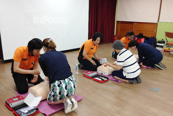 ▲ 서울시의 학부모들이 심폐소생술(CPR)교육을 받고 있다. ⓒ서울교육청 제공