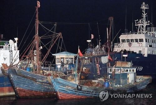 ▲ 지난 5일 인천 연평도 어민들이 서해 북방한계선(NLL) 인근에서 불법 조업하던 중국 어선 두척을 직접 나포했다. ⓒ연합뉴스