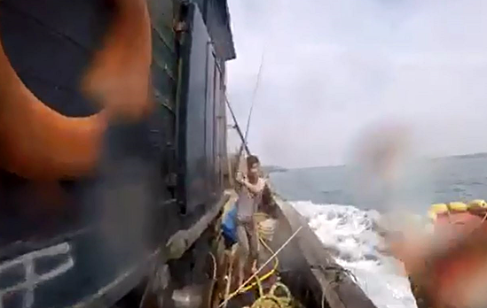 ▲ 지난 5일 인천 연평도 어민들이 서해 북방한계선(NLL) 인근에서 불법 조업하던 중국 어선 두척을 직접 나포했다. ⓒ연합뉴스