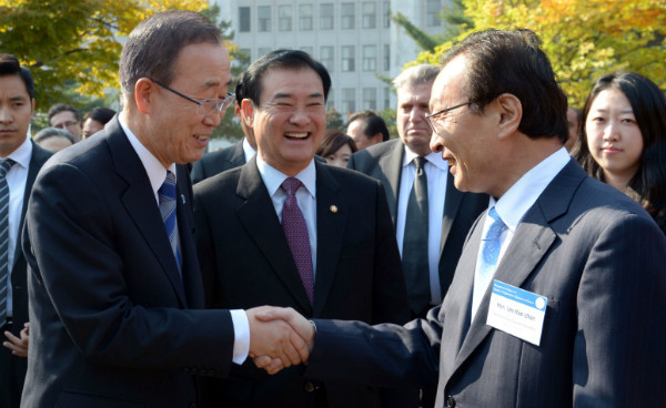 ▲ 반기문 유엔사무총장과 무소속 이해찬 의원이 8일 유엔본부가 있는 미국 뉴욕에서 회동한다. 사진은 지난 2012년 내한해 국회를 방문한 반기문 총장이 이해찬 당시 민주통합당 대표와 악수를 나누고 있는 모습. ⓒ뉴시스 사진DB