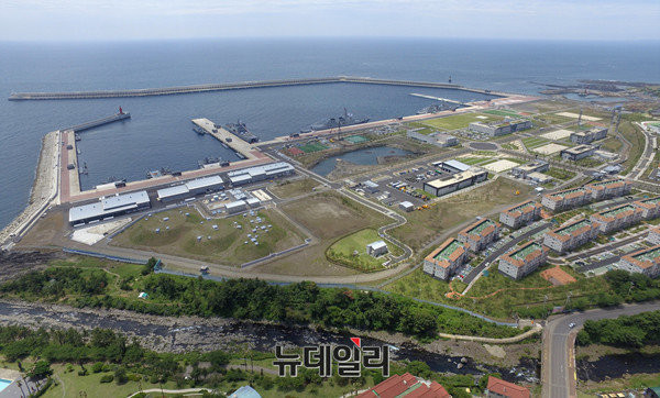 ▲ 강정마을에서 바라본 제주민군복합항 전경.ⓒ뉴데일리 순정우 기자