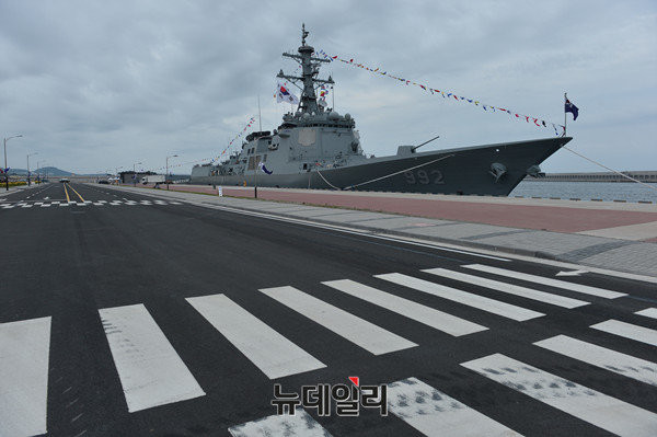 ▲ 3일 제주기지 함정 계류장에 정박된 해군 정예 이지스함인 '율곡 이이함'.ⓒ뉴데일리 정상윤 사진기자
