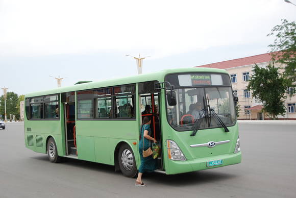 ▲ 현대자동차 에어로시티 시내버스가 투르크메니스탄 수도 아쉬하바드 시내를 달리고 있는 모습.ⓒ현대차
