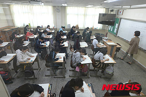 ▲ 올해 11월17일 시행되는 2017학년도 대학수학능력시험을 앞두고 지난 2일 진행된 수능 6월 모의평가와 관련해 모평 문제가 시험 실시 전 유출됐다는 의혹이 제기됐다. ⓒ뉴시스