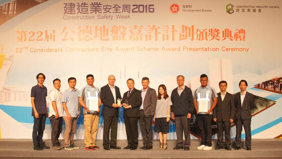 ▲ 삼성물산이 홍콩과 싱가포르에서 안전과 기술 분야 최고상을 받았다. 사진은 홍콩 정부, 건설협회와 삼성물산 관계자들ⓒ삼성물산