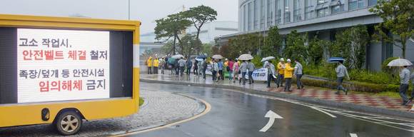 ▲ 현대삼호중공업과 노조, 목포노동고용지청 등 관계자들이 7일 오전 출근길 직원들을 대상으로 노사정 합동 안전캠페인을 펼치고 있다.ⓒ현대삼호중공업