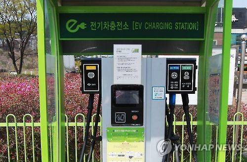 ▲ 서해안고속도로 행담도휴게소에 설치된 전기차 충전소.ⓒ연합뉴스