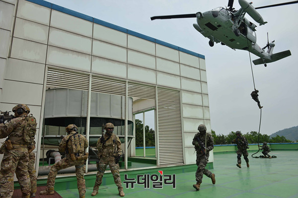 ▲ 훈련에 참가한 대원들이 UH-60 헬기를 이용해 적이 장악한 건물 옥상으로 잠입하고 있다. ⓒ 뉴데일리 정상윤 기자