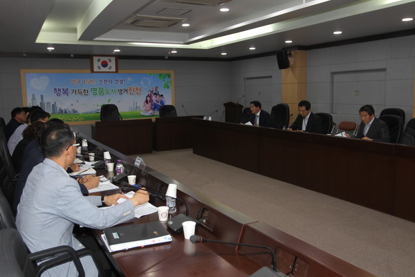 ▲ 송기섭 군수가 8일 평소보다 일찍 회의를 주재하고 있다.ⓒ진천군