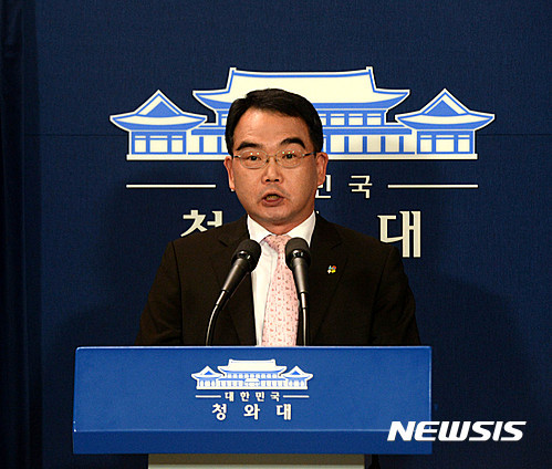 ▲ 김성우 청와대 홍보수석이 8일 오전 청와대 춘추관에서 청와대 수석 비서관과 부처 차관에 대한 인사를 발표하고 있다. ⓒ뉴시스