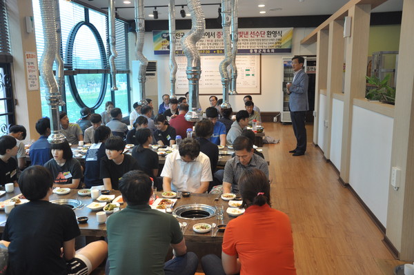 ▲ 충북 증평군체육회는 7일 증평의 한 식당에서 제45회 전국소년체전 입상선수에 대한 환영식을 가졌다.ⓒ증평군